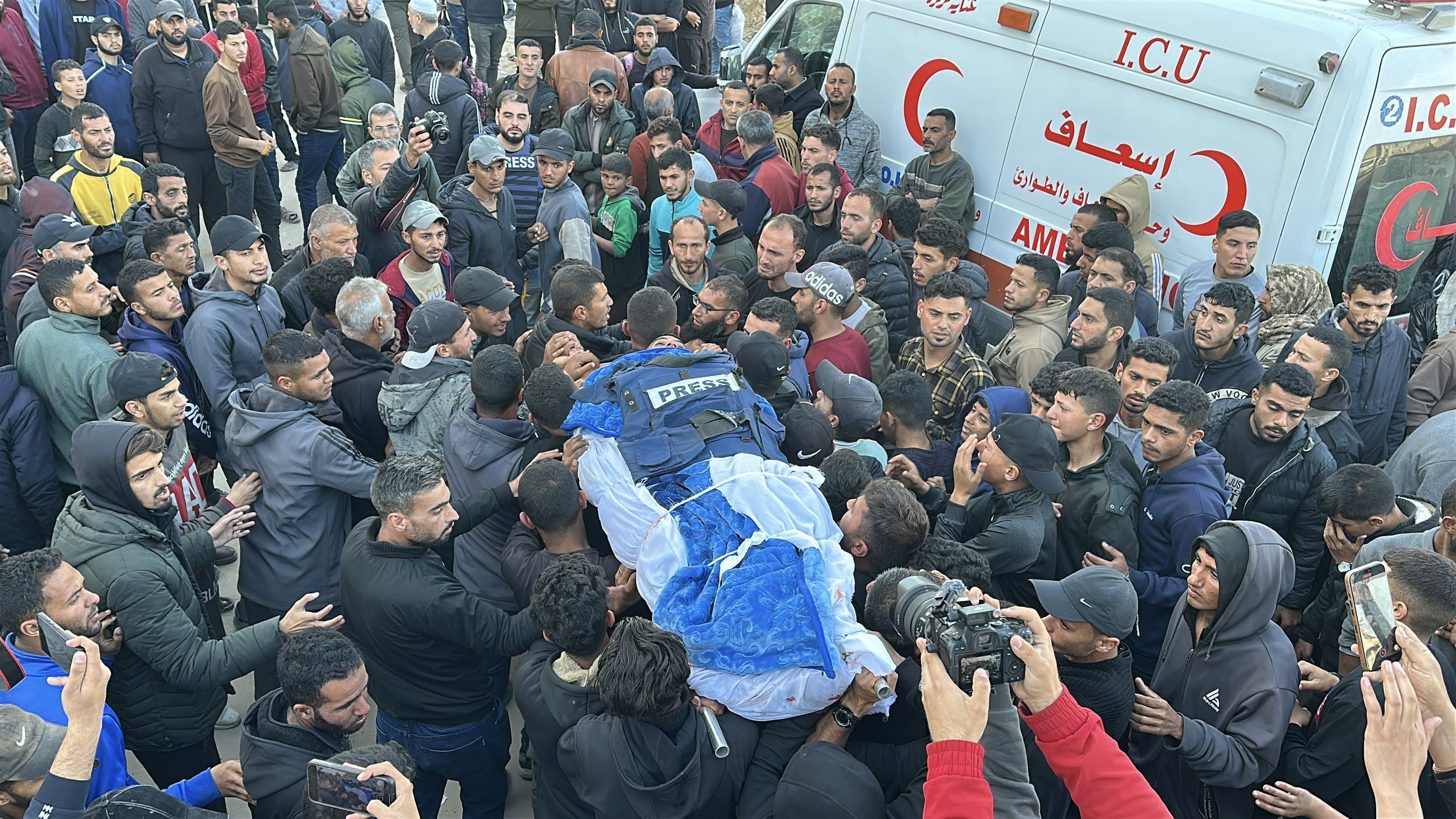 Funeral del periodista Hossam Shabat, quien murió en un ataque israelí el 24 de marzo de 2025 en Gaza. Khames Alrefi / Getty Images.