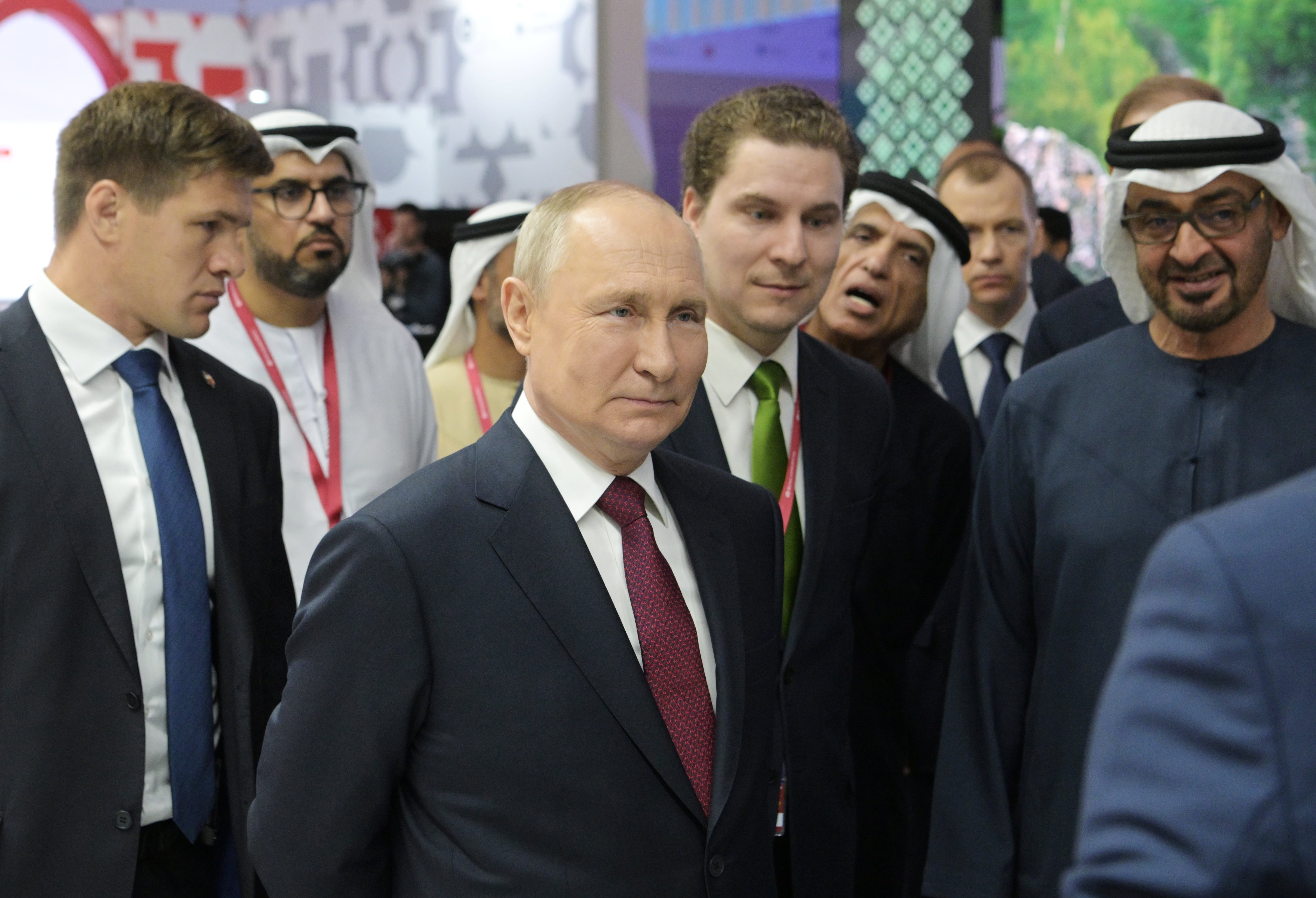 El presidente ruso Vladímir Putin en San Petersburgo, durante el foro económico que se organiza allí, con la delegación de los Emiratos Árabes que asiste al evento