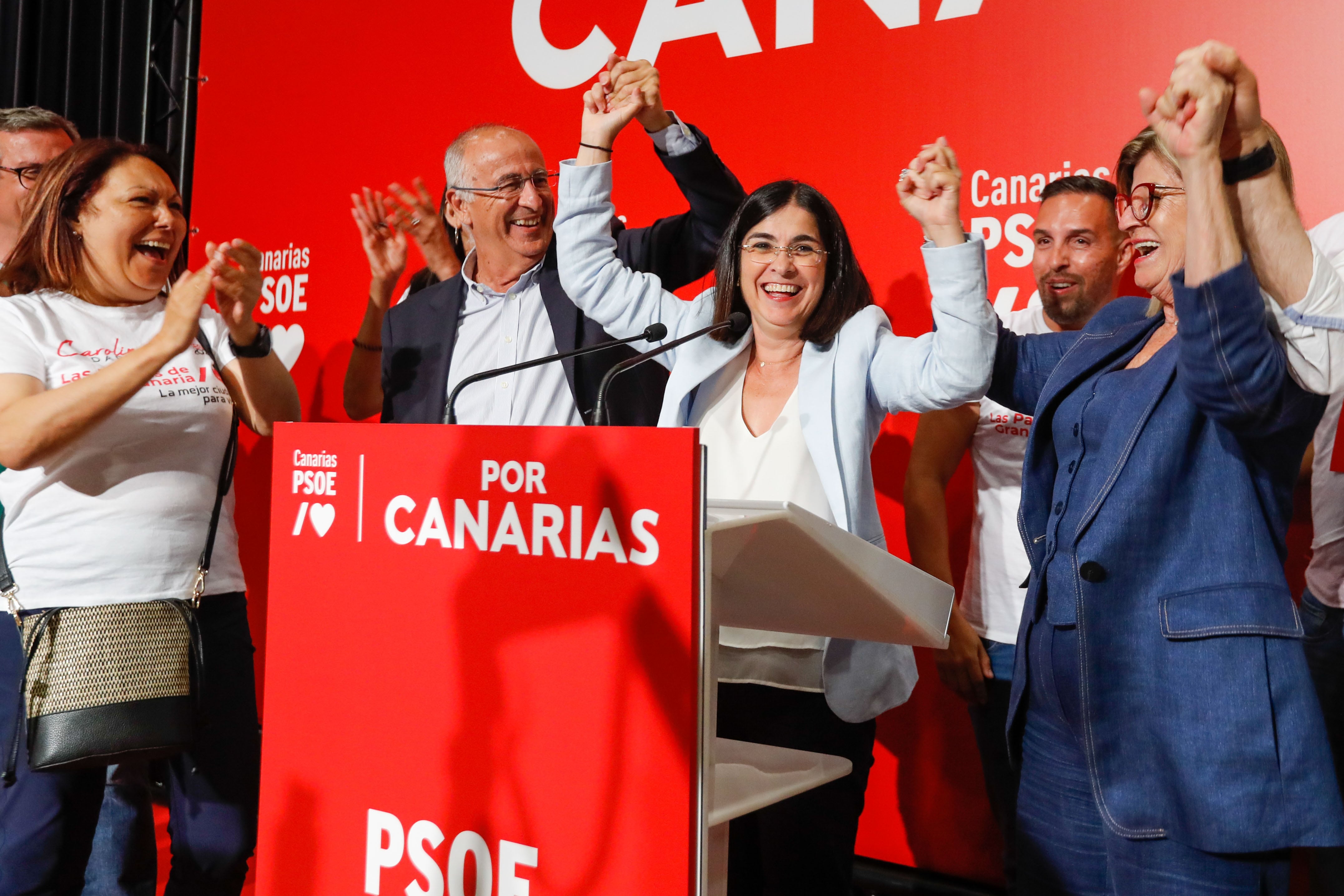 GRAFCAN1464. LAS PALMAS DE GRAN CANARIA, 29/05/2023.- La candidata del PSOE a la Alcaldía de Las Palmas de Gran Canaria, Carolina Darias (2d), durante su comparecencia ante los medios de comunicación tras conocer los resultados de las elecciones. EFE/ Elvira Urquijo A.
