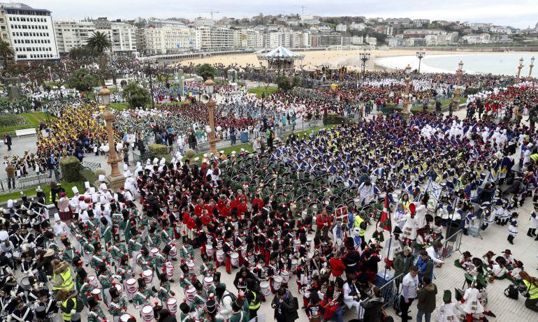 Miles de niños y adultos donostiarras celebran el día de San Sebastián, el patrón de la capital guipuzcoana, al ritmo de los tambores y barriles de la tamborrada infantil y de las 143 compañías de mayores, que llevarán la música a todos los rincones de la