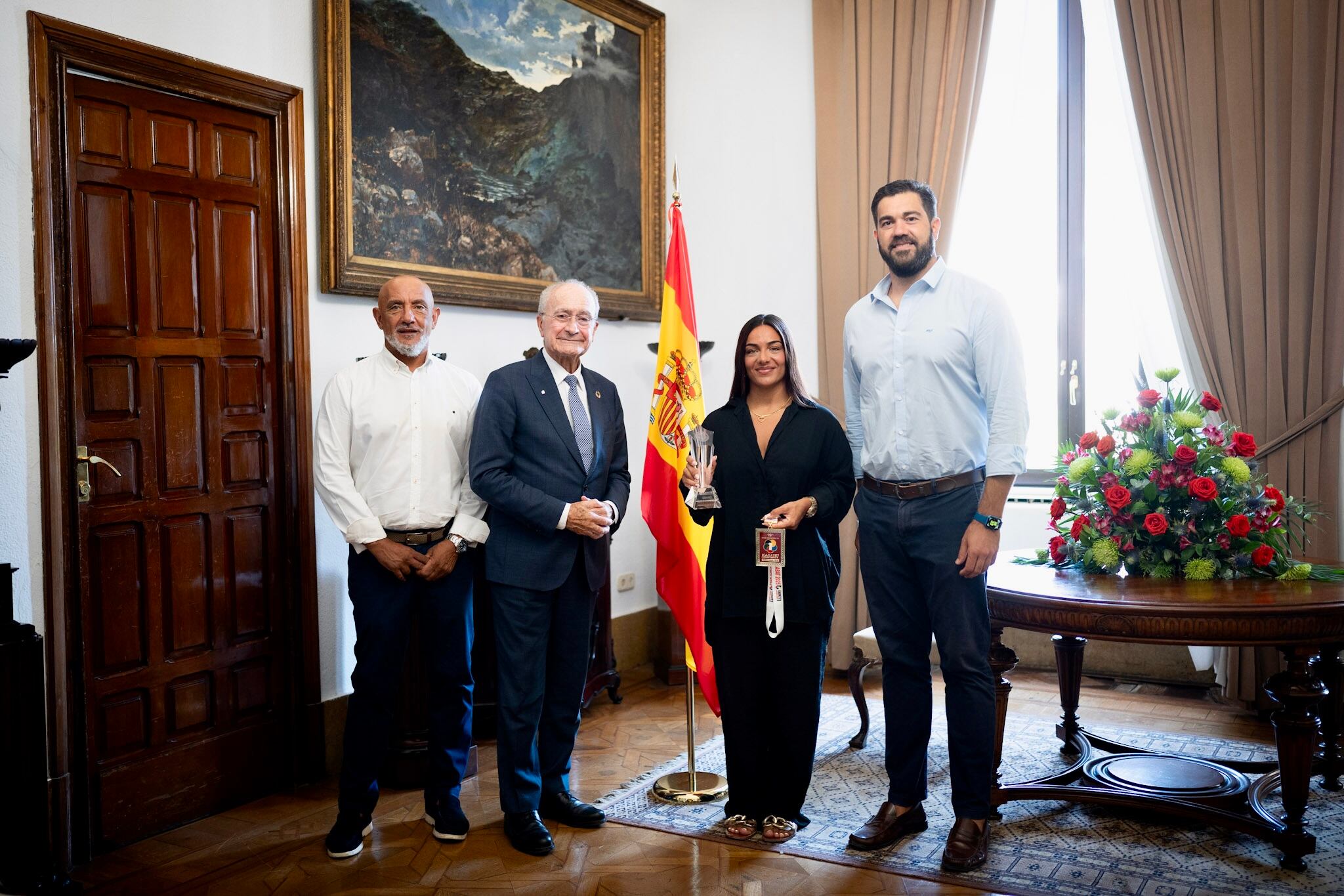 La karateka malagueña María Torres, junto al alcalde Francisco de la Torre y el concejal de Deportes Borja Vivas