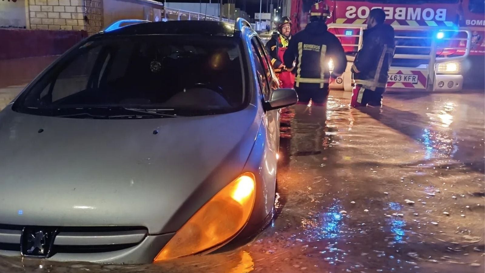 Imagen de archivo de un coche anegado de agua en el Polígono de Toledo