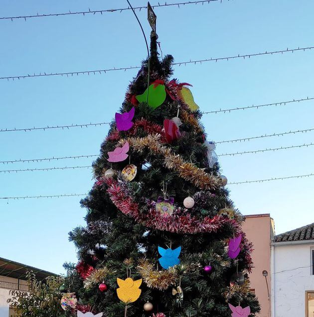 Los adornos del árbol de Navidad de Terrinches (Ciudad Real), confeccionados por los más pequeños