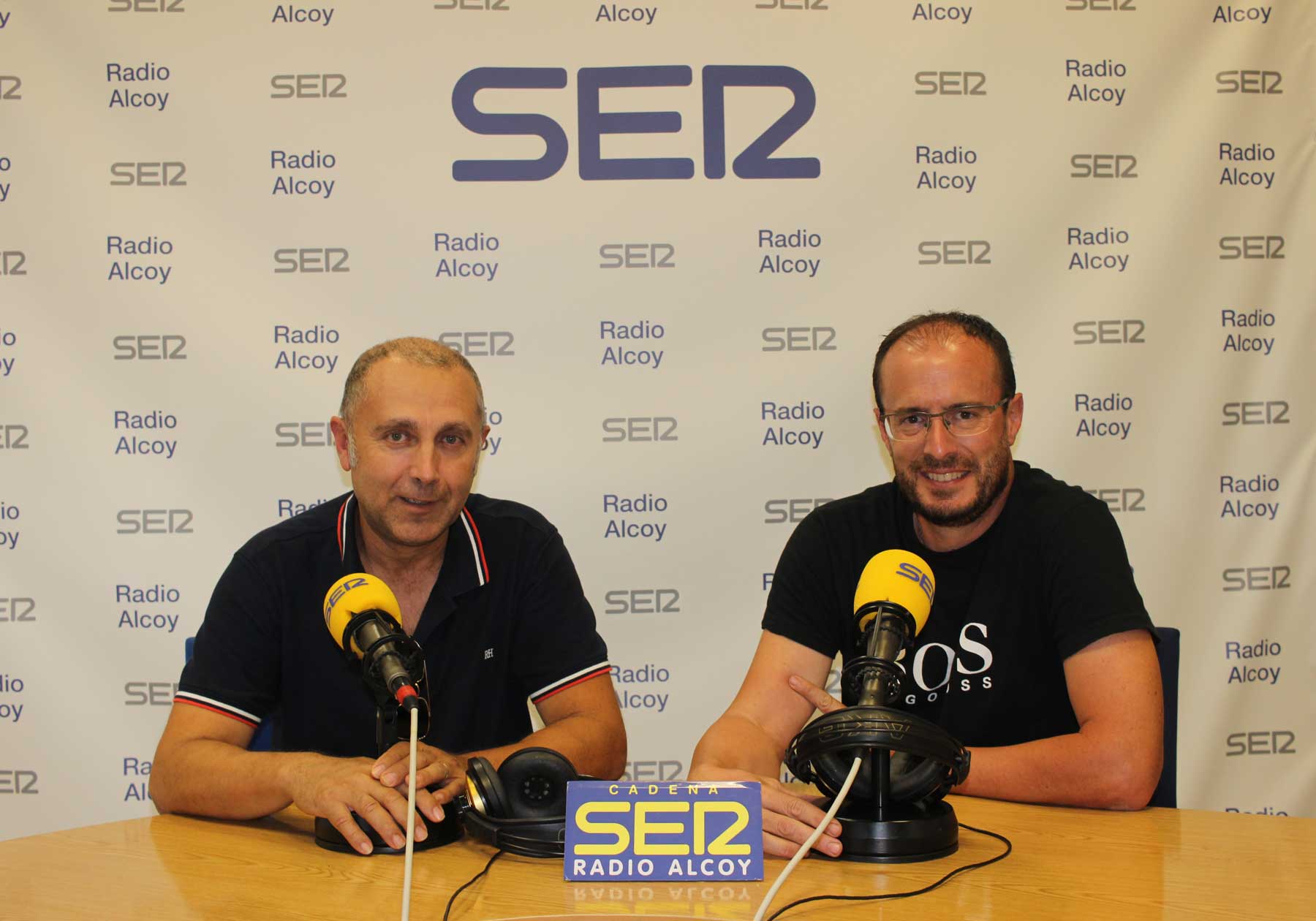 Enrique Moltó i Tono Belda, en l'estudi central de Radio Alcoy