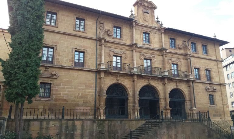 Monasterio de San Pelayo de Oviedo, donde actualmente residen las monjas benedictinas conocidas como &quot;las Pelayas&quot;, un orde de monjas de clausura. 