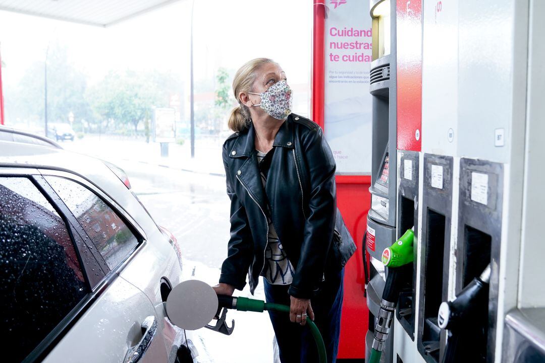 Los carburantes, al alza en España. 