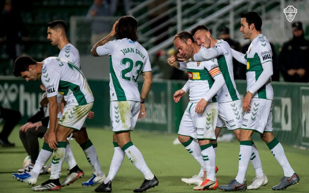 Los jugadores del Elche celebran un gol en el Martínez Valero