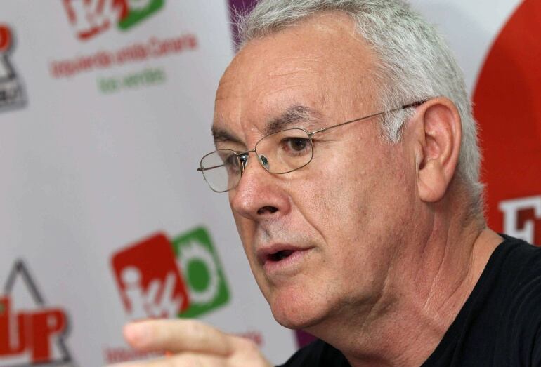 GRA280 LAS PALMAS DE GRAN CANARIA, 06/05/2015.- El coordinador Federal de Izquierda Unida, Cayo Lara, durante la rueda de prensa ofrecida junto a los candidatos de su partido al Parlamento de Canarias por Gran Canaria, Lorenzo Garzón; y al Cabildo de la i