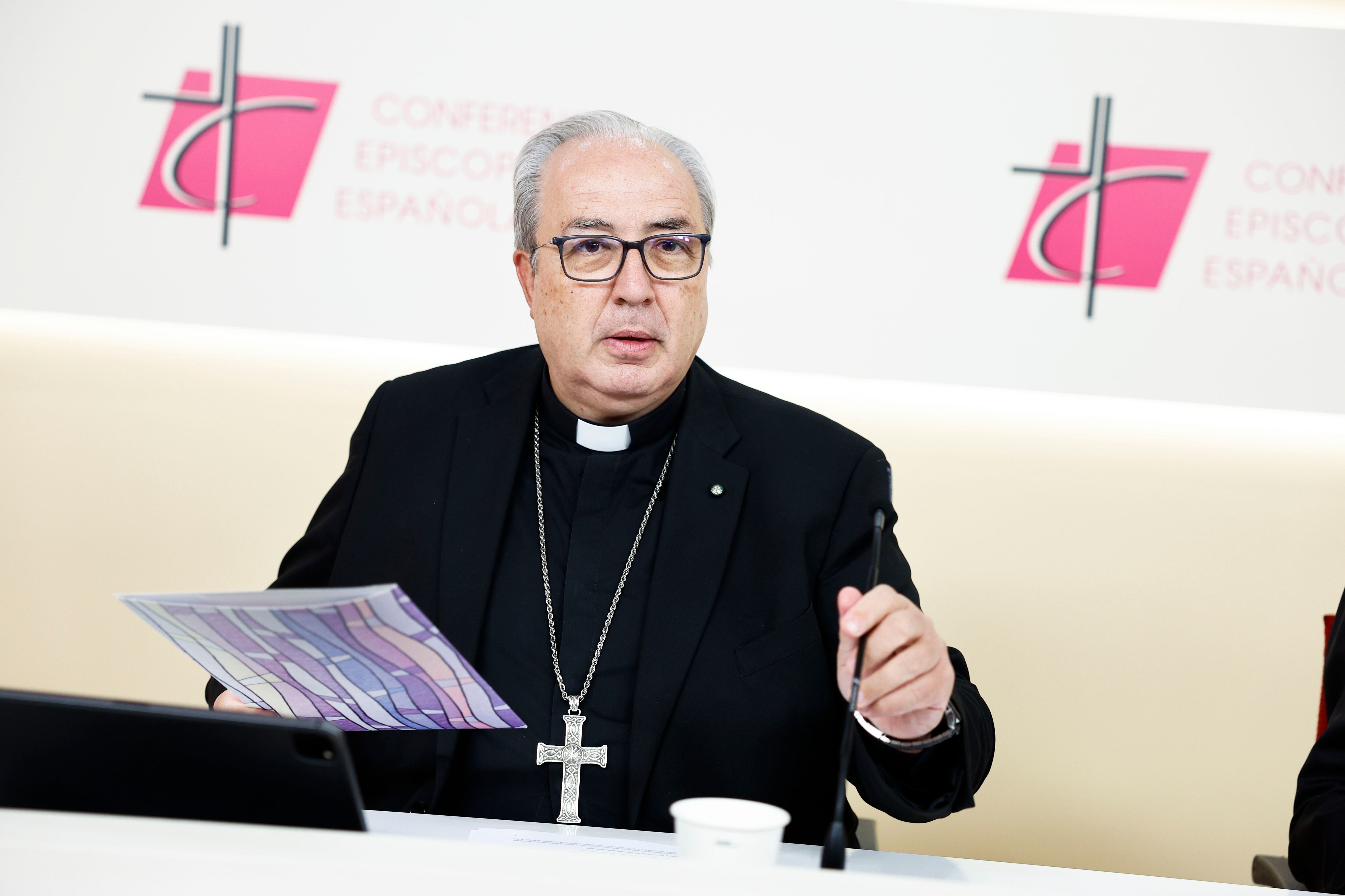 MADRID, 02/10/2025.- El secretario general de la Conferencia Episcopal Española (CEE), César García Magán, participa en la rueda de prensa posterior a la 271 reunión de la Comisión Permanente de la CEE, este jueves en Madrid. EFE/Rodrigo Jiménez
