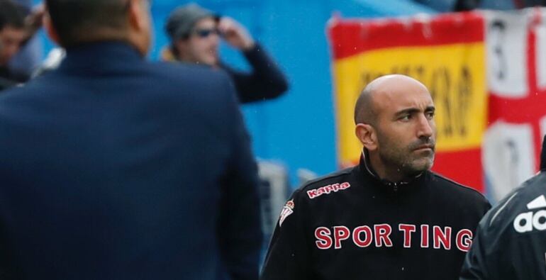 El entrenador del Sporting de Gijón Abelardo Fernández durante el partido correspondiente a la trigésimo séptima jornada de la Liga, contra el Getafe, que ambos equipos disputan en el Coliseum Alfonso Pérez de Getafe. EFESergio Barrenechea