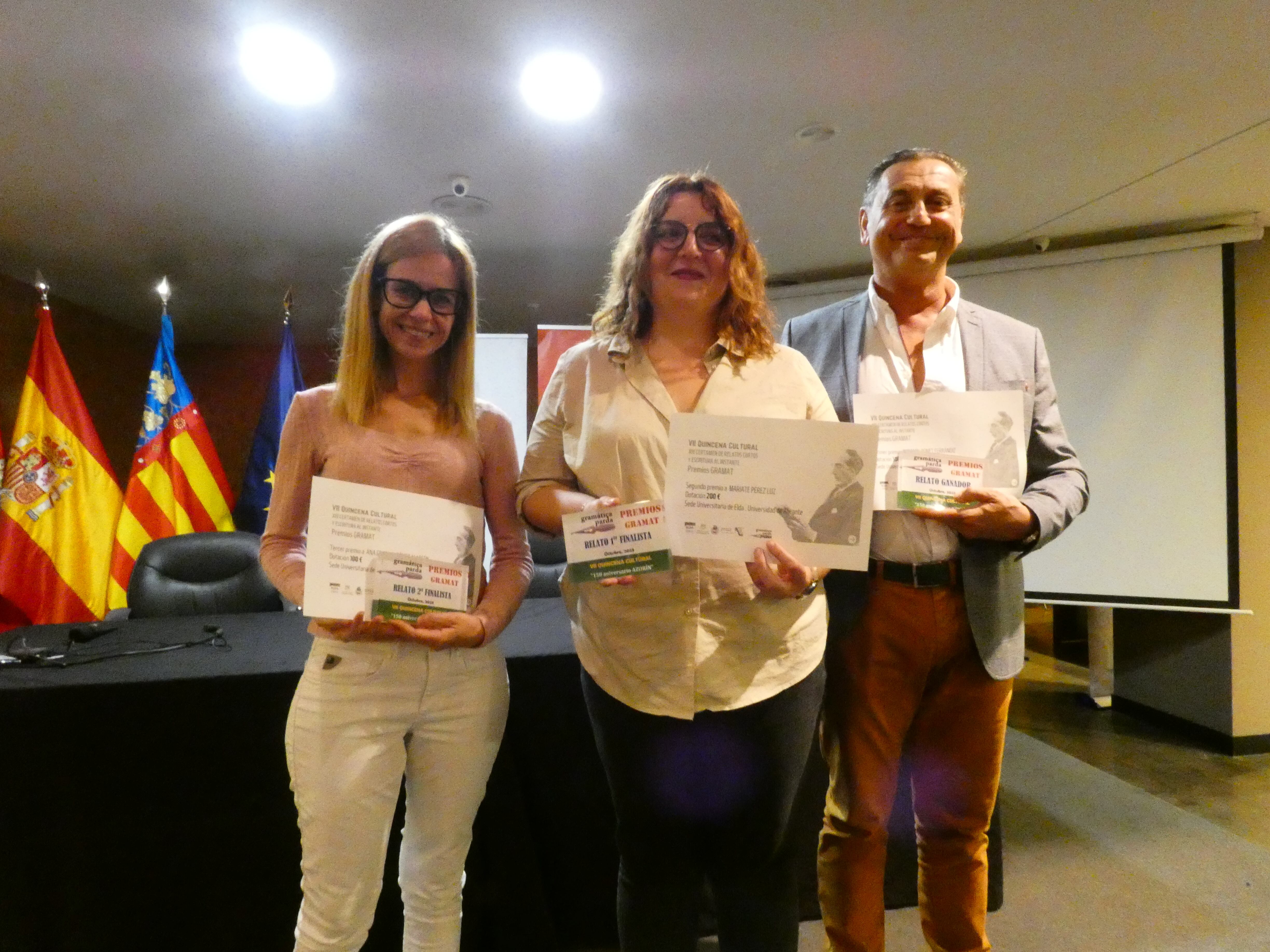 Entrega de los Premios Gramat 2023 por parte del colectivo Gramática Parda. De Iz. a dcha. Tercer premio, Ana Gómez, segundo Mariate Pérez y primer premio, Fermín Bonet