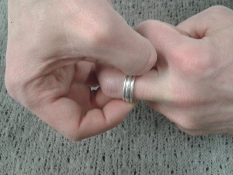 IMÁGEN DE UN ANILLO EN UNA MANO