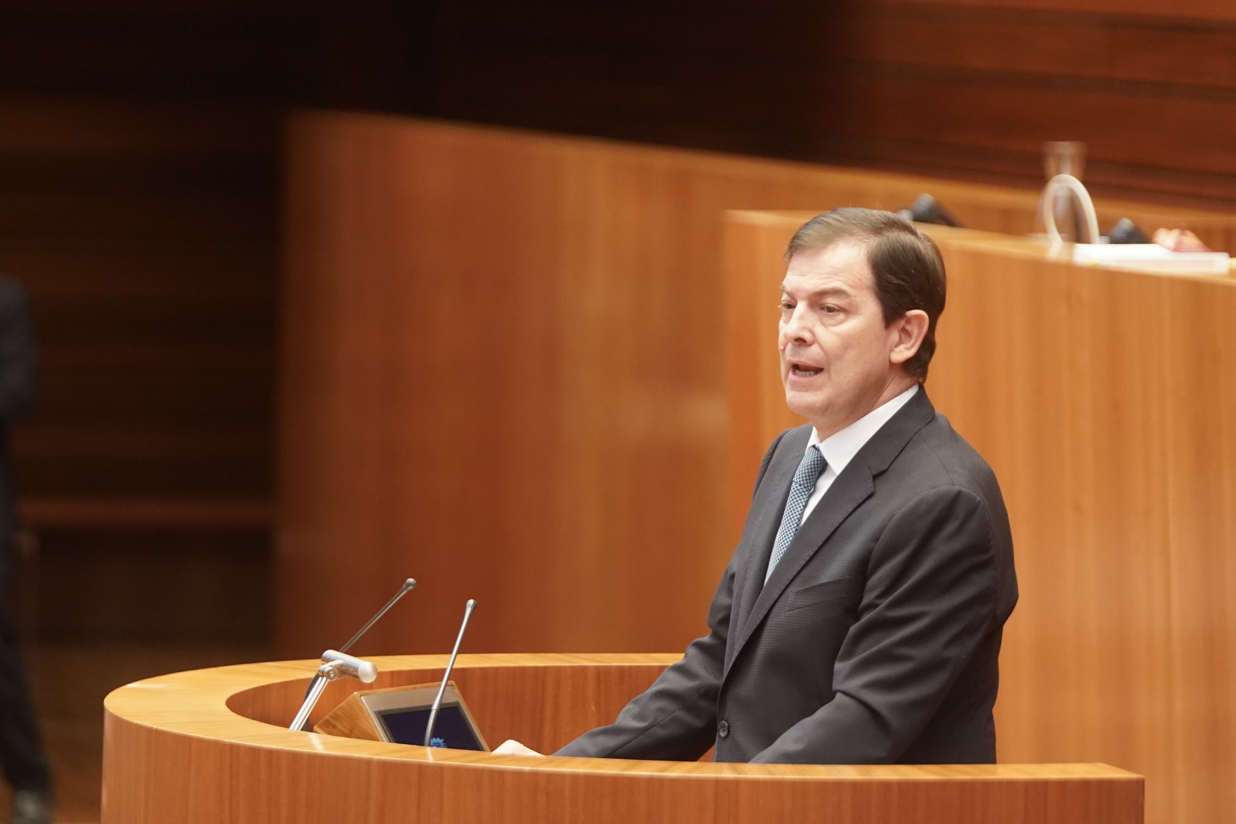 El presidente de la Junta, Alfonso Fernández Mañueco, durante el Pleno extraordinario de las Cortes