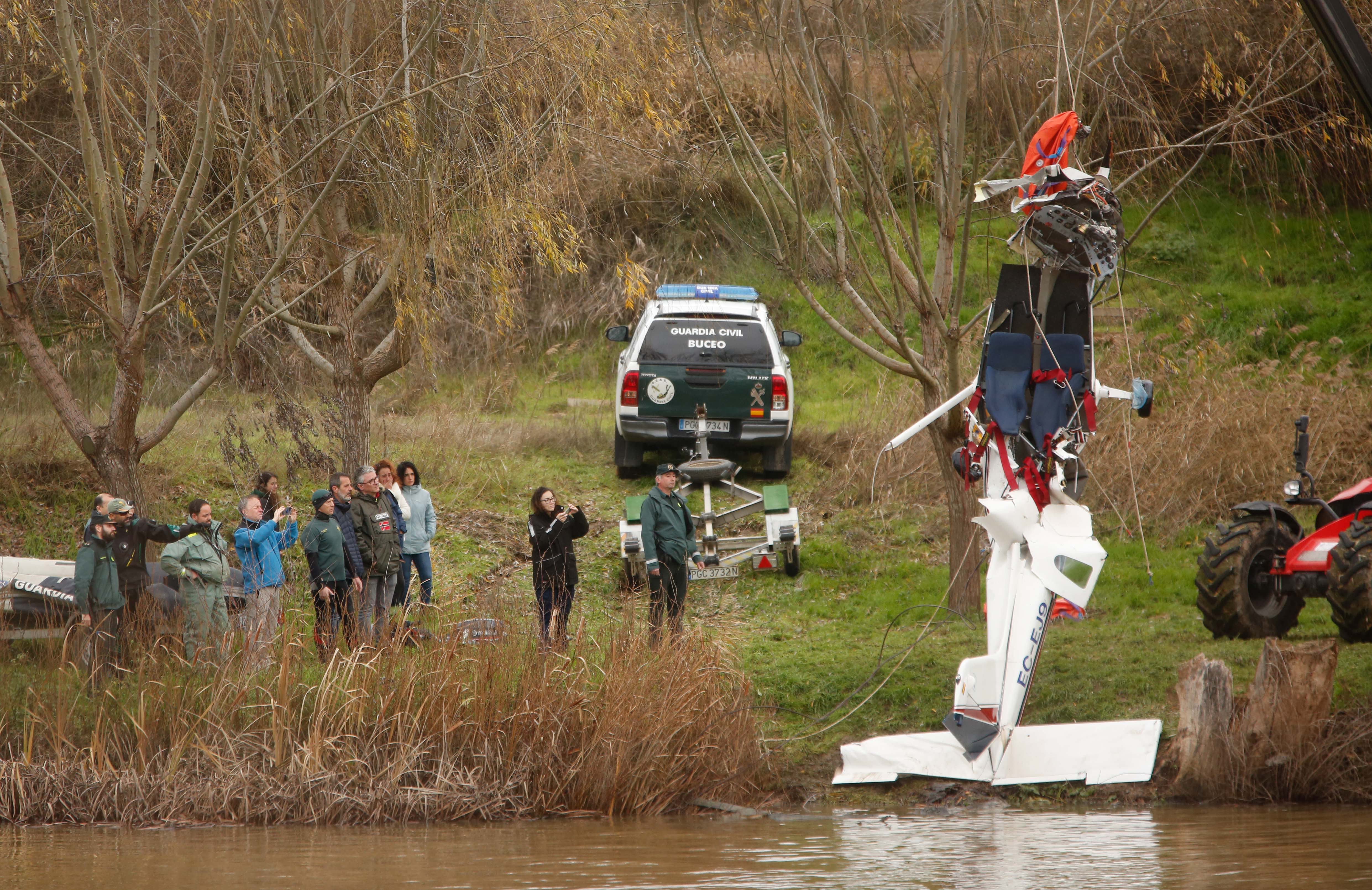 La Guardia Civil saca el ultraligero del r�o Duero