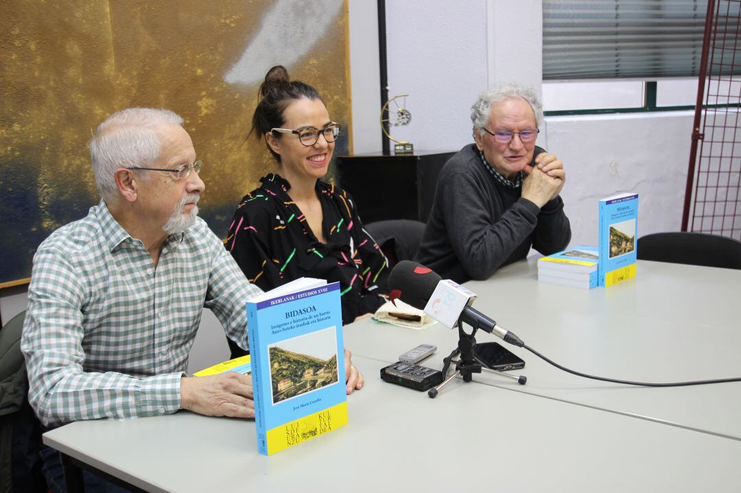 José María Castillo, autor de libro, junto a la delegada de Cultura Juncal Eizaguirre y José Monje, presidente de LUKT.