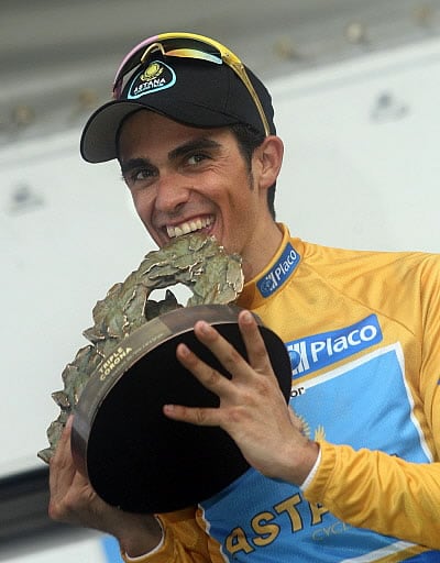 Alberto Contador besando el trofeo de ganador de la Vuelta Ciclista a España