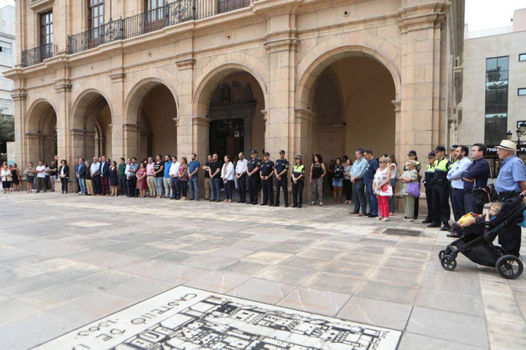 Concentración ante las puertas del Ayuntamiento de Castellón