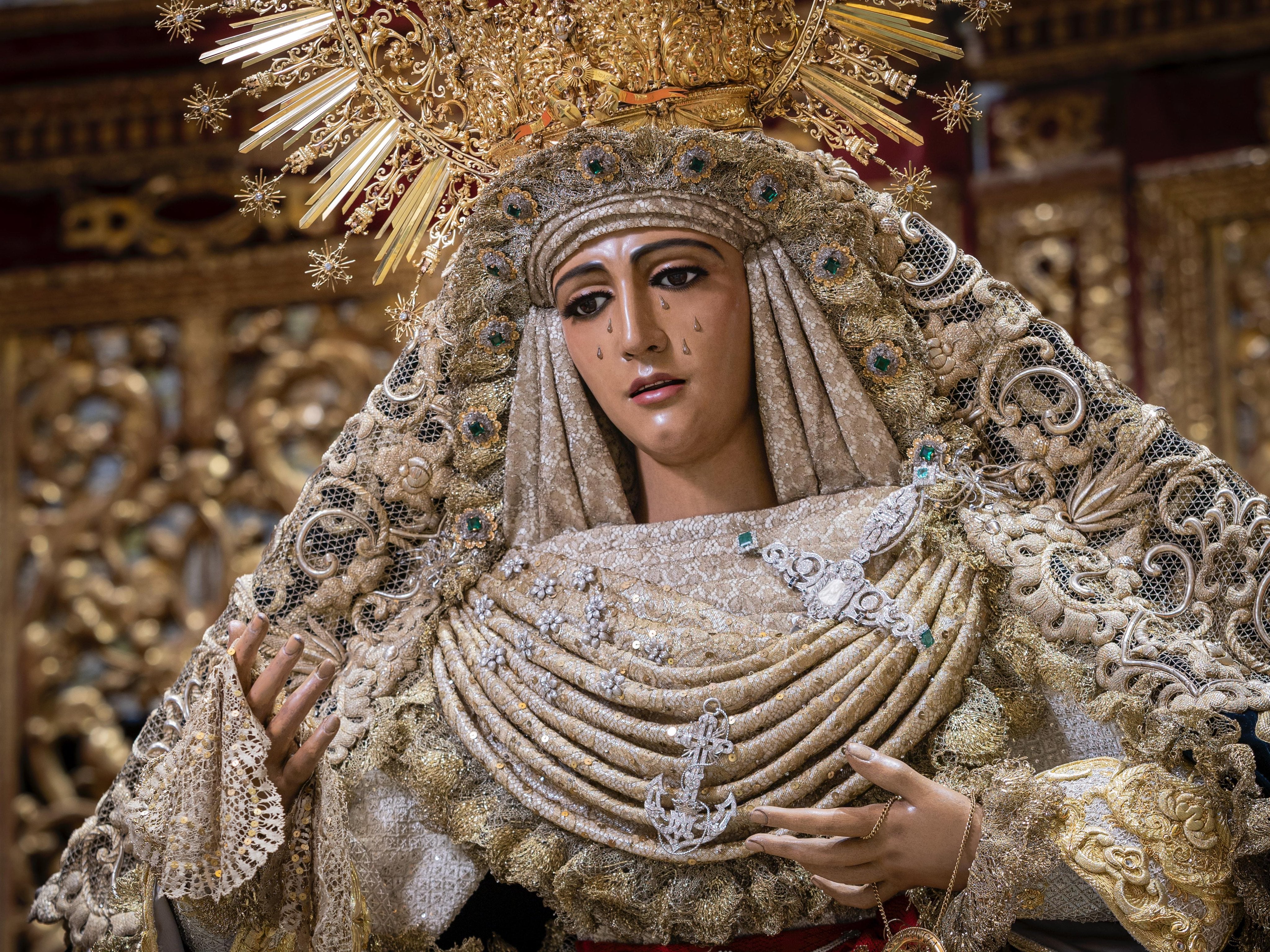 La Esperanza de Triana durante su estancia en la Catedral de Sevilla