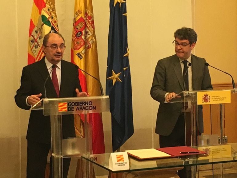 El presidente de Aragón, Javier Lambán, y el ministro de Energía, Álvaro Nadal 