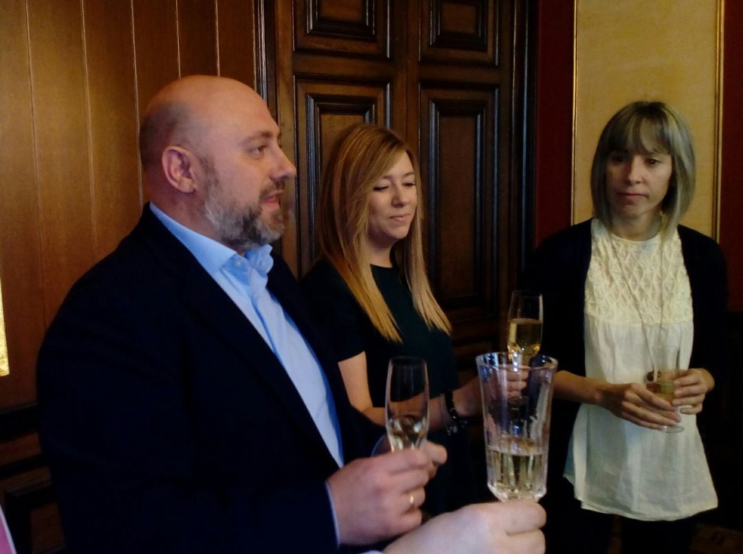 El delegado del Gobierno en Navarra, José Luis Arasti, con parte de su equipo, en el brindis navideño celebrado con los medios de comunicación.