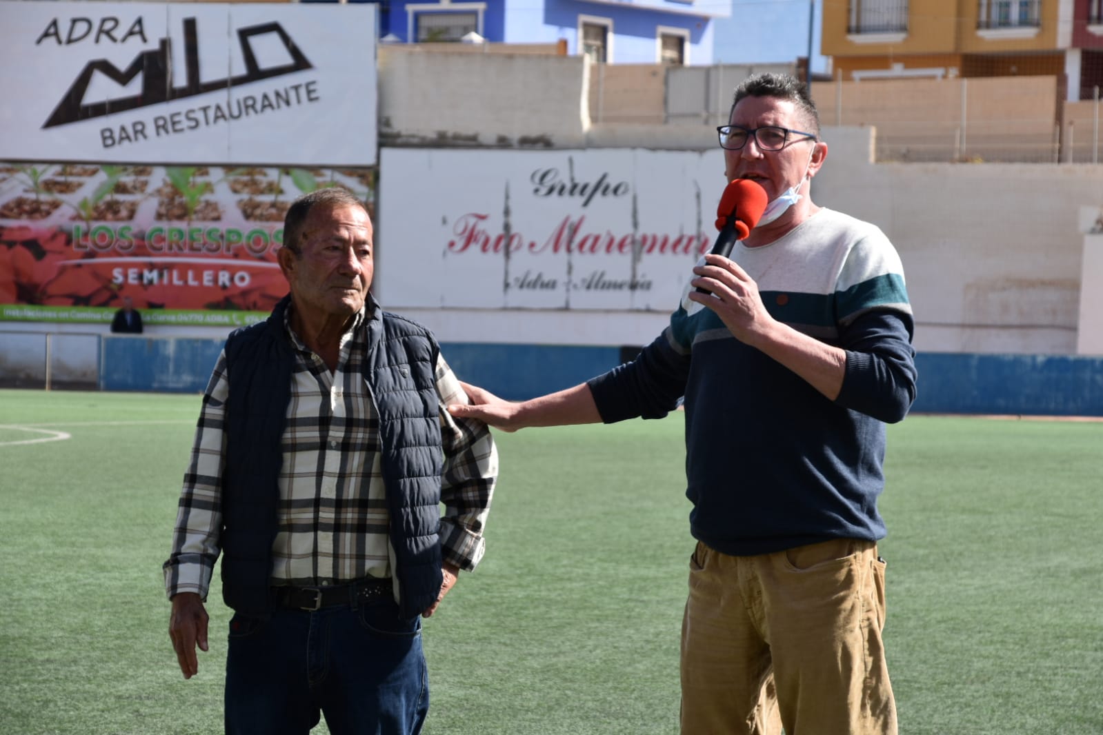 Paco Campoy con el autor de esta información en el campo de Miramar.