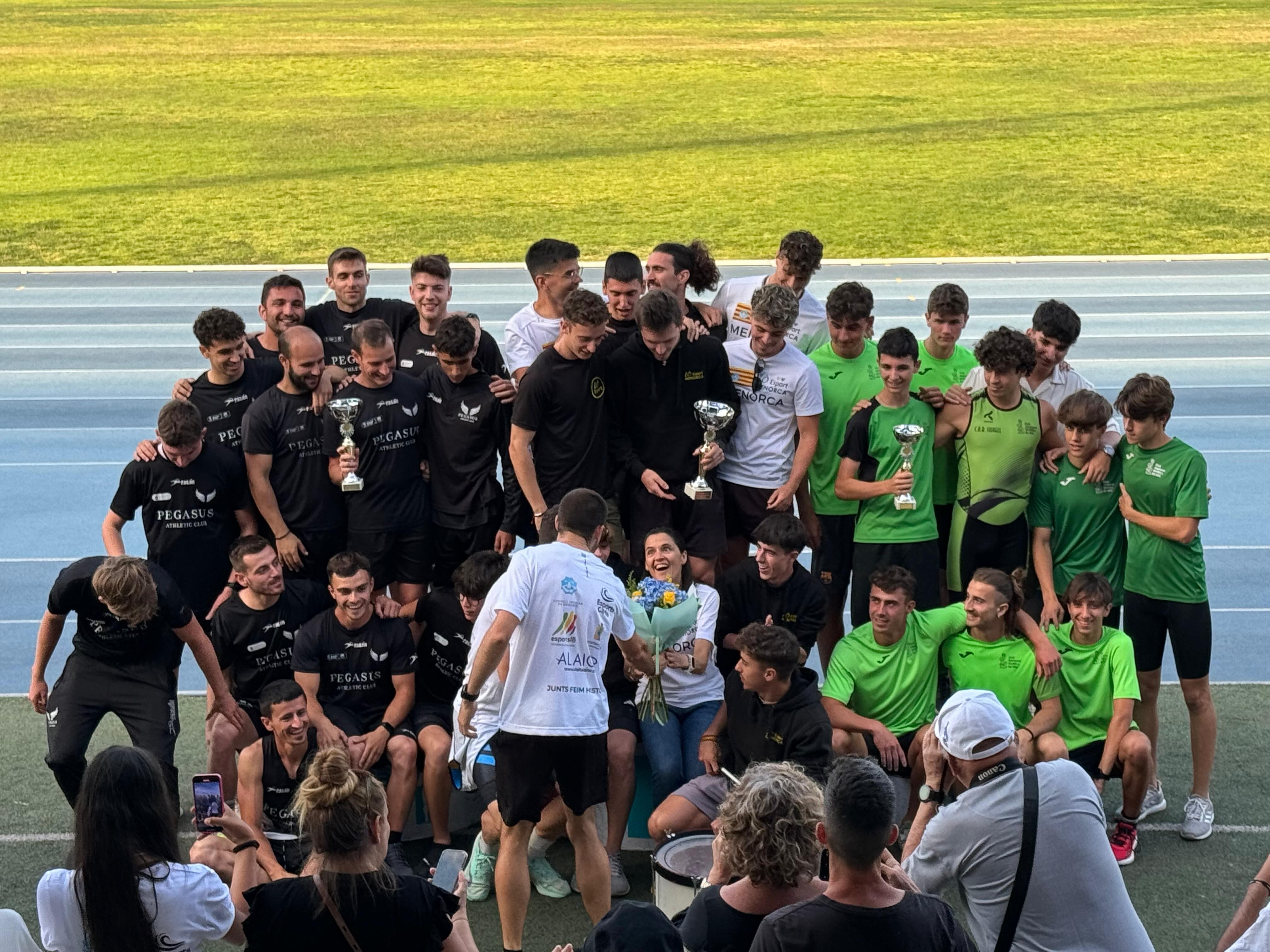 L'equip del Lô Esport masculí va regalar un ram de flors a la presidenta del club, Lucien Paul, en acabar el Campionat de Balears.