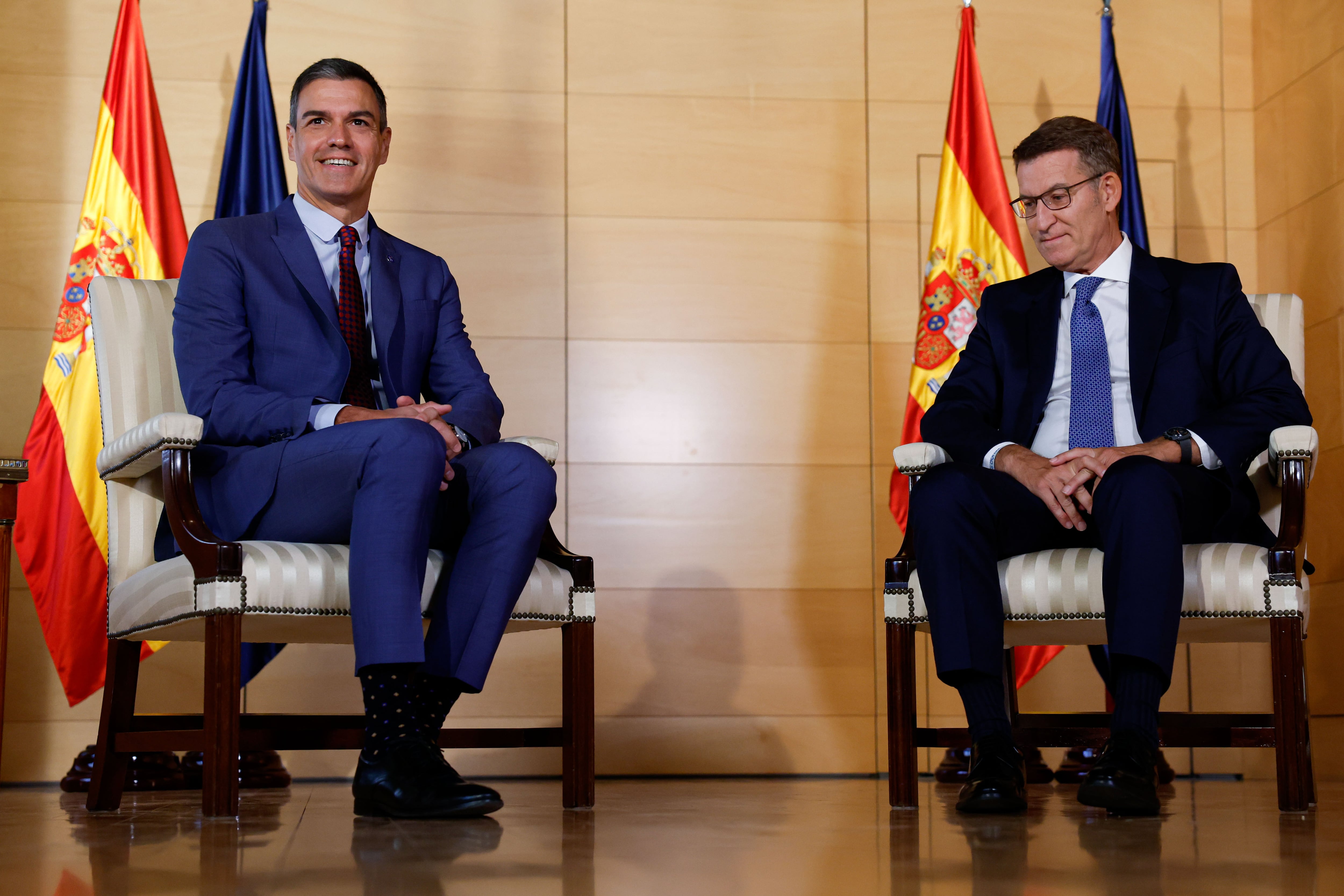 El líder del PP, Alberto Núñez Feijóo, y el presidente del Gobierno, Pedro Sánchez, en el encuentro de ambos en agosto