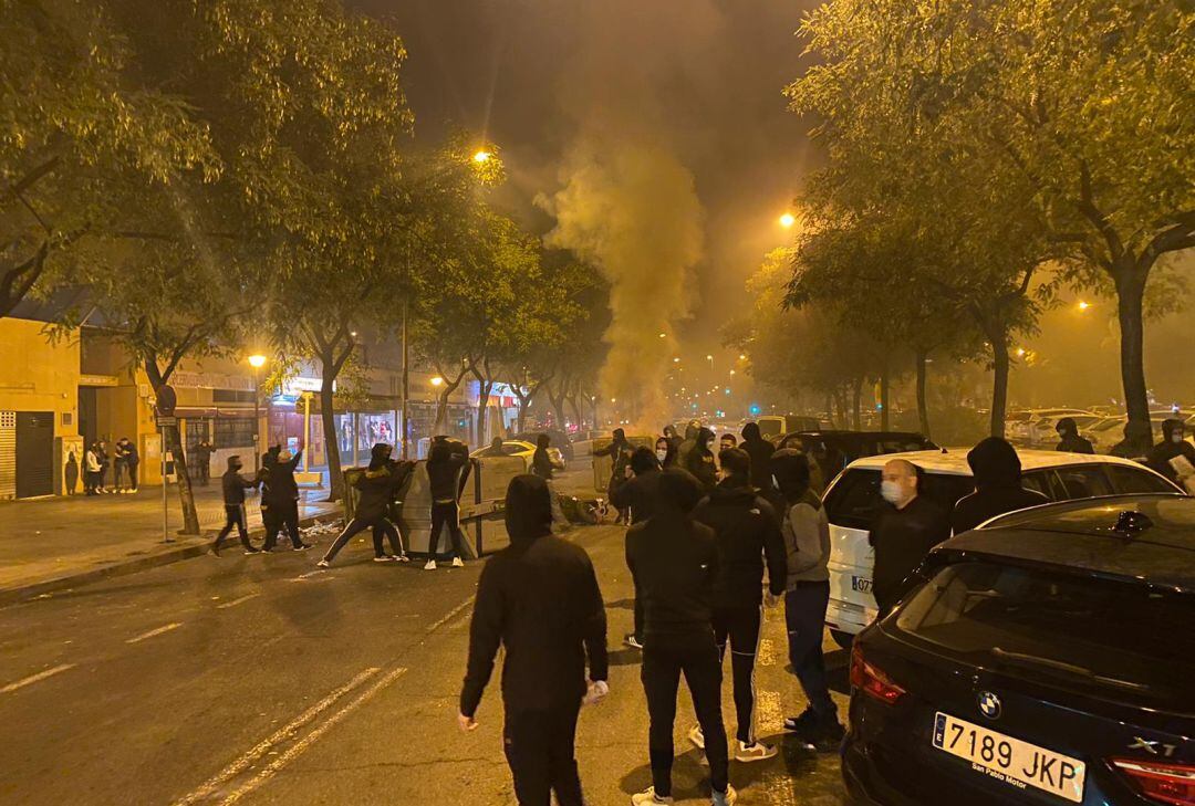 Imagen de los altercados ocurridos este martes por la noche en la calle Cortijo de las Casillas de Pino Montano