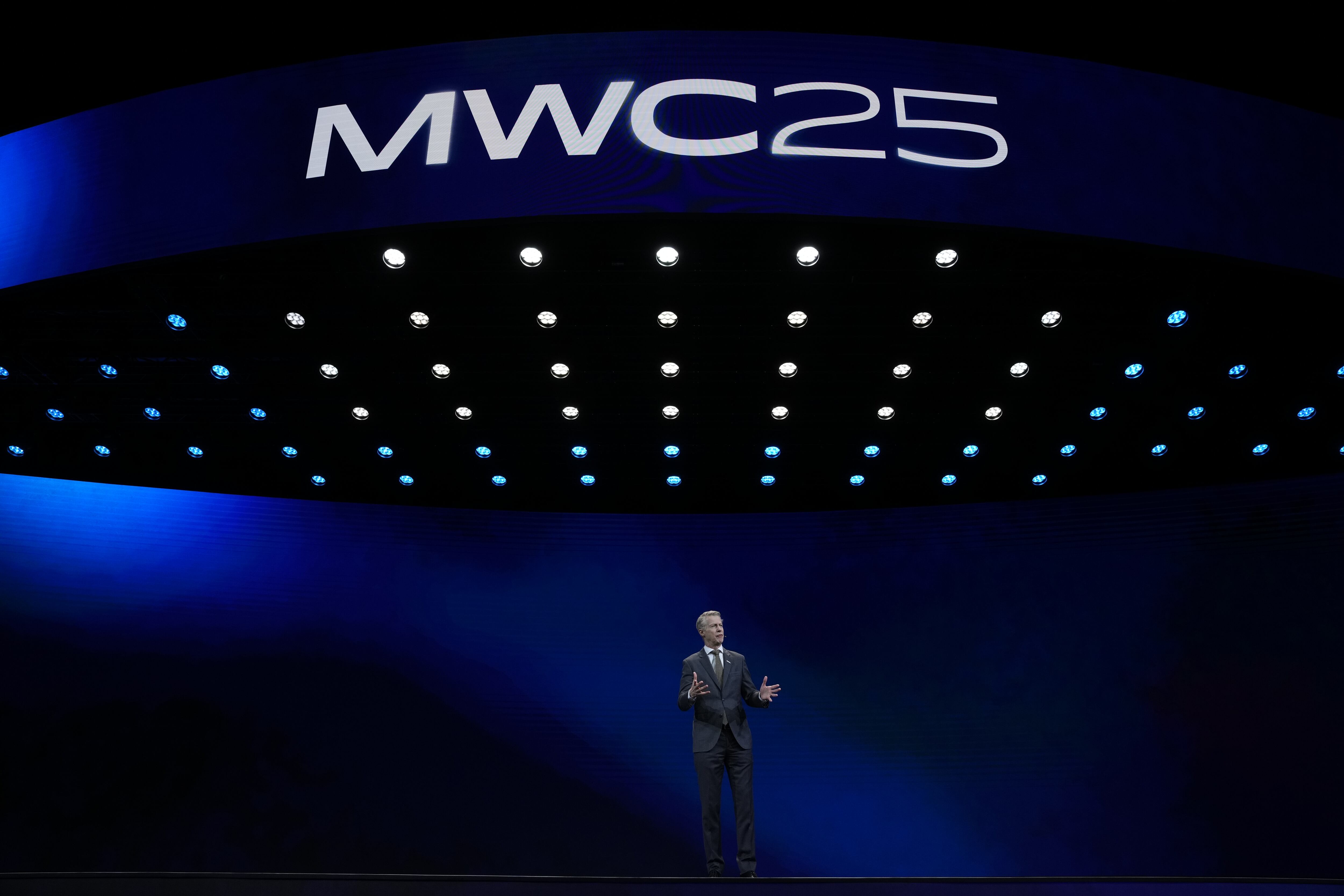 El director ejecutivo de la GSMA, Mats Granryd, interviene en la jornada inaugural del Mobile World Congress (MWC). 