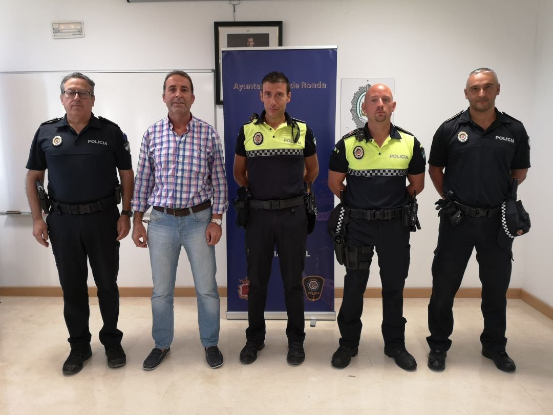 Los nuevos mimebros del cuerpo de seguridad municipal, junto al jefe provisional de la Policía Local del Ronda y el concejal de este área