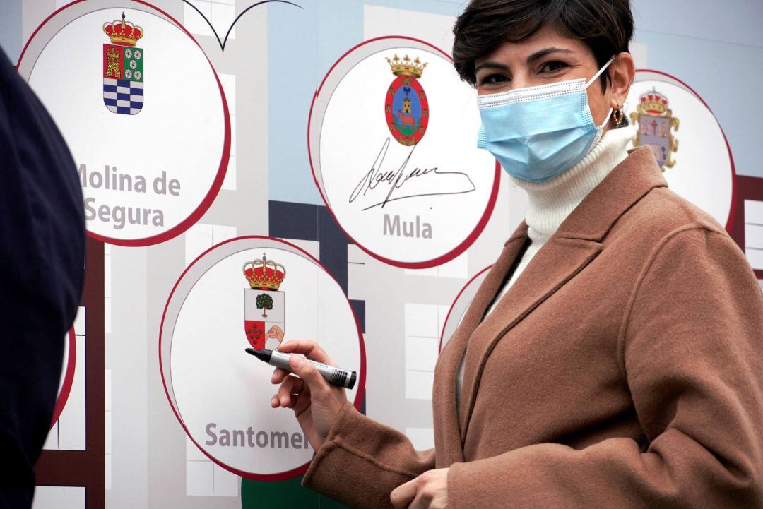 La alcaldesa de Santomera, Inmaculada Sánchez, durante la firma del acuerdo con la consejería de Fomento e Infraestructuras