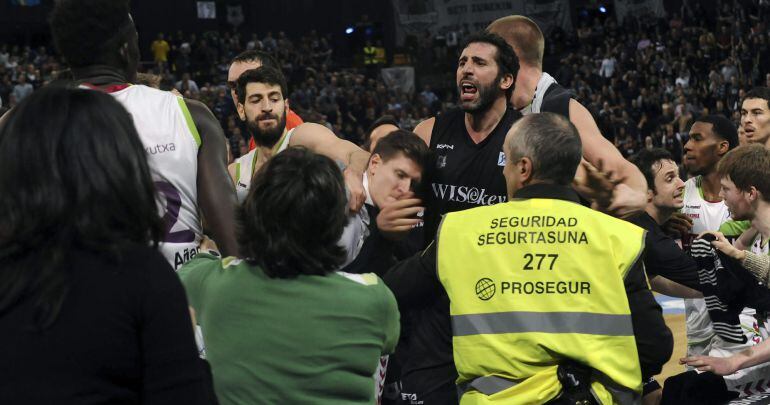 GRA375 BILBAO, 01/03/2015.- Jugadores del Bilbao Basket y del Laboral Kutxa Baskonia, se han enzarzado en una pelea al final del encuentro correspondiente a la vigesimosegunda jornada de la fase regular de la Liga ACB, que han disputado esta tarde en el Bilbao Arena. EFE/Alfredo Aldai.