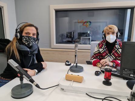 Esperanza Cigaran y Adela Balderas en los estudios de Radio Bilbao