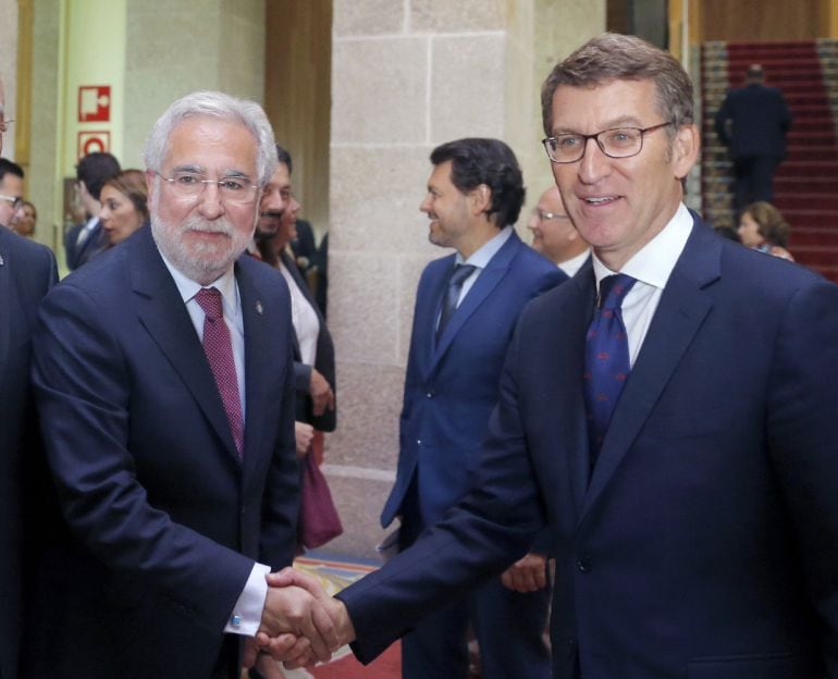 El presidente de la Xunta, Alberto Núñez Feijóo, felicita a Miguel Santalices Vieira, tras la sesión constitutiva de la X legislatura en el Parlamento gallego, en la que ha sido reelegido presidente de la Cámara gallega