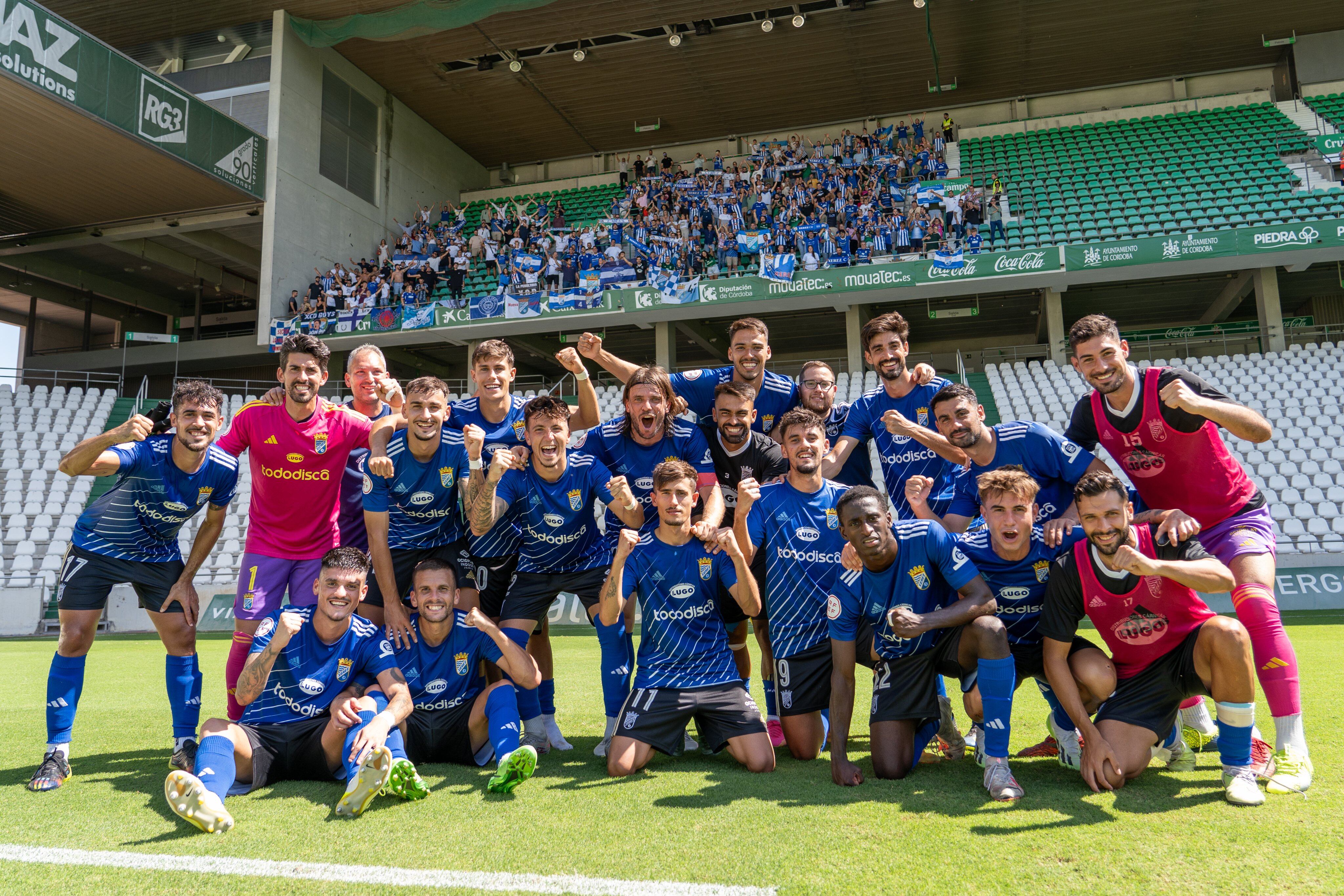 Los jugadores del Xerez CD celebran la victoria ante el Córdoba B con sus aficionados