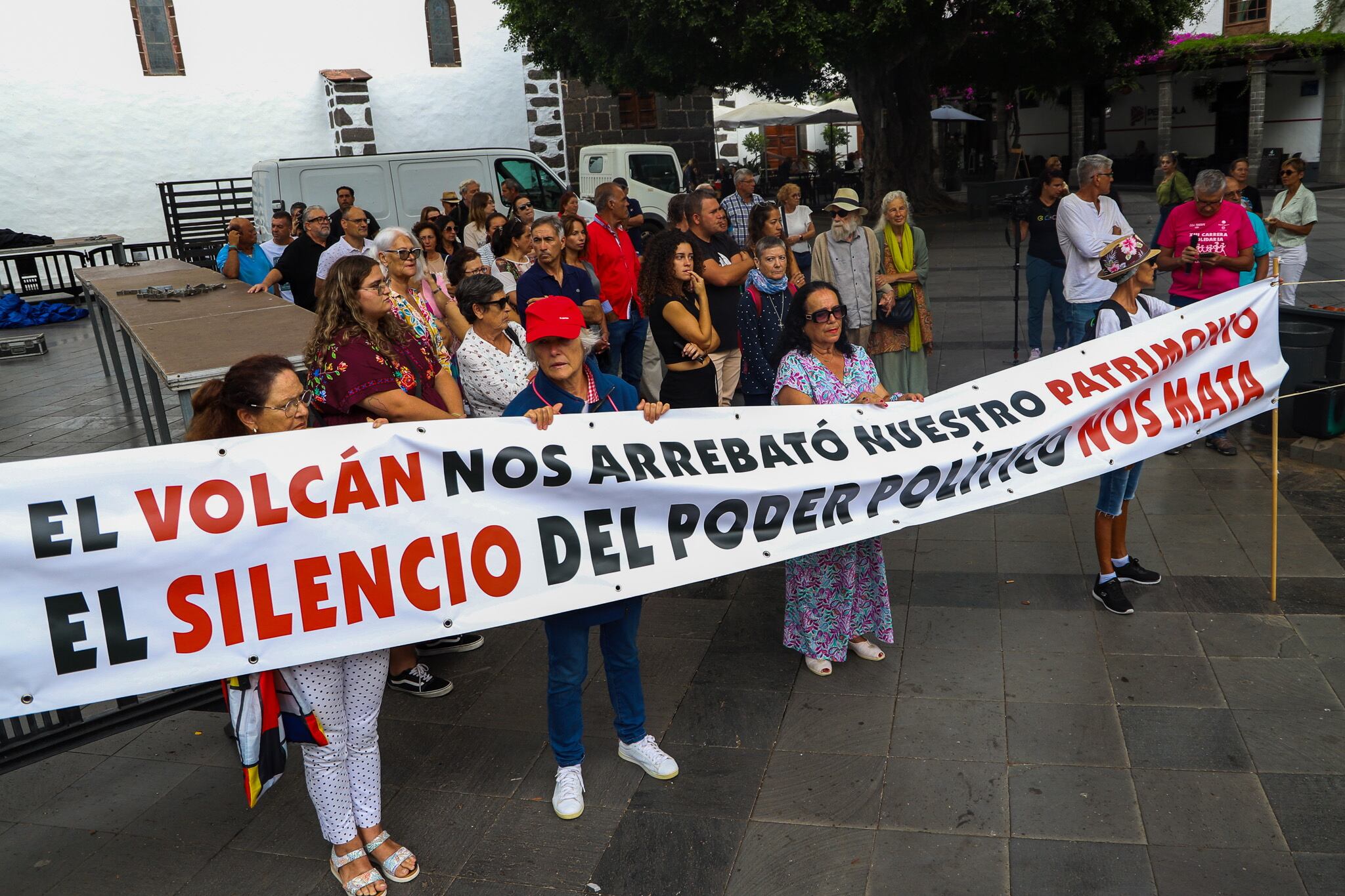 LOS LLANOS DE ARIDANE (LA PALMA) (ESPAÑA), 19/09/2024.- Alrededor de 100 personas afectadas por la erupción del volcán Tajogaite, ocurrida el 19 de septiembre de 2021, se concentraron en la Plaza de España de Los Llanos de Aridane para conmemorar el tercer aniversario del desastre natural. EFE / Luis G Morera.
