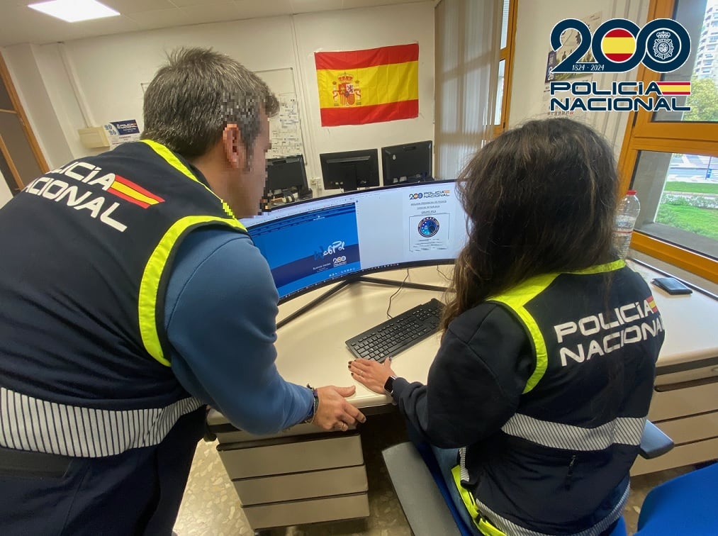 La investigación sostiene que la gerente de la agencia, que había echado el cierre al negocio familiar por sorpresa, desvió el dinero de sus clientes tras caer en la trampa de un falso romance virtual