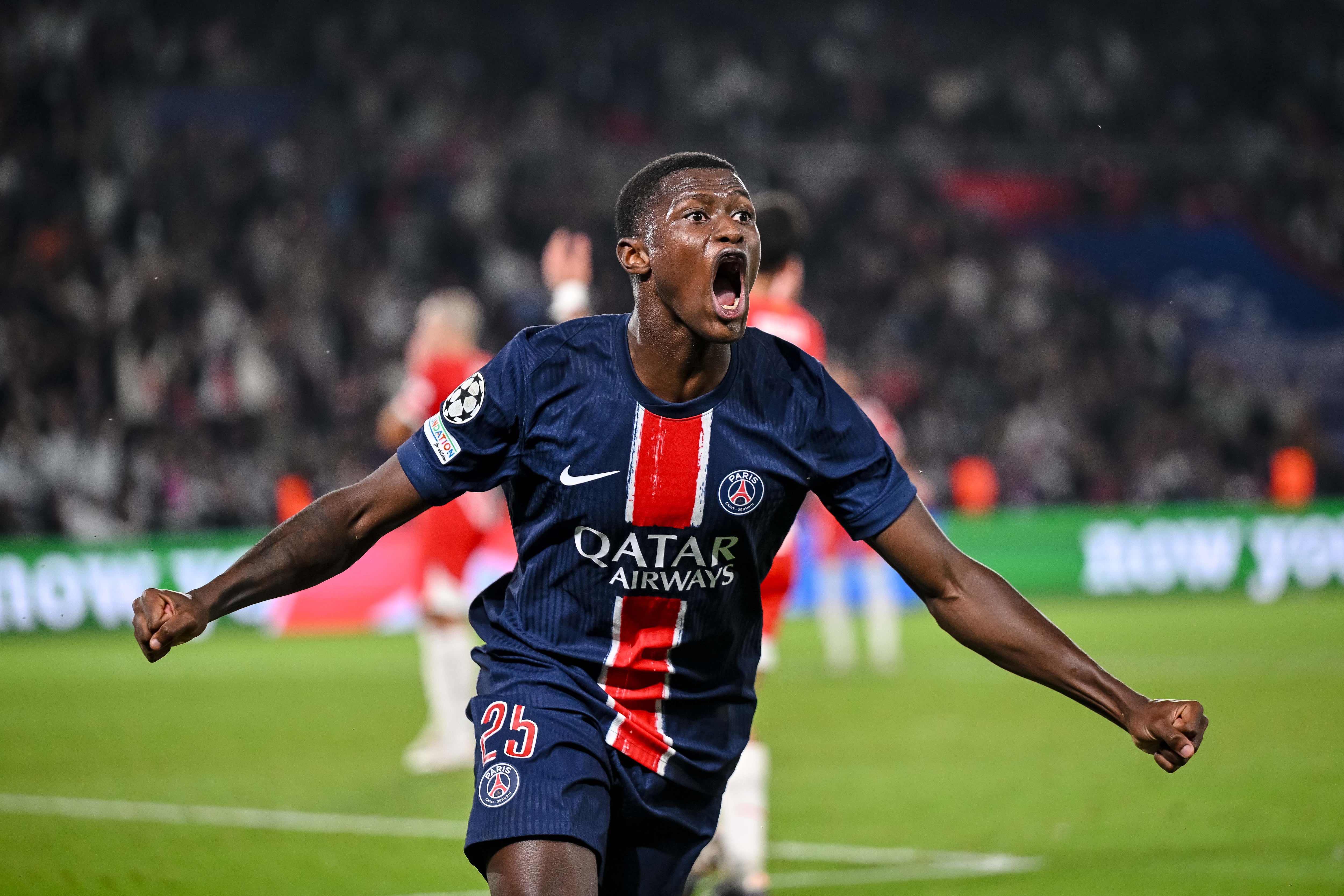 Nuno Mendes celebra su gol durante el PSG - Girona