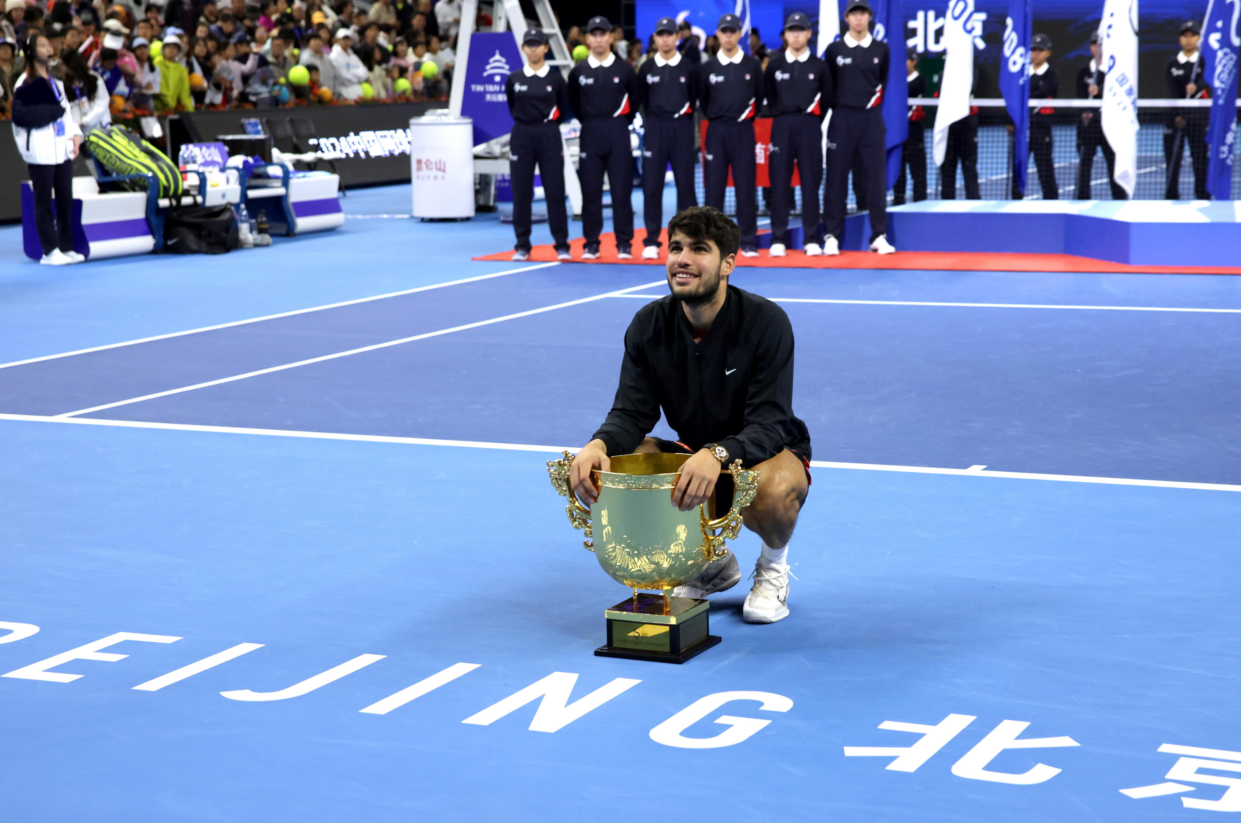 Beijing (China), 02/10/2024.- Carlos Alcaraz of Spain celebrates with the trophy after winning his Men&#039;s Singles Final match against Jannik Sinner of Italy at the China Open tennis tournament in Beijing, China, 02 October 2024. Alcaraz won in three sets. (Tenis, Italia, España) EFE/EPA/ANDRES MARTINEZ CASARES
