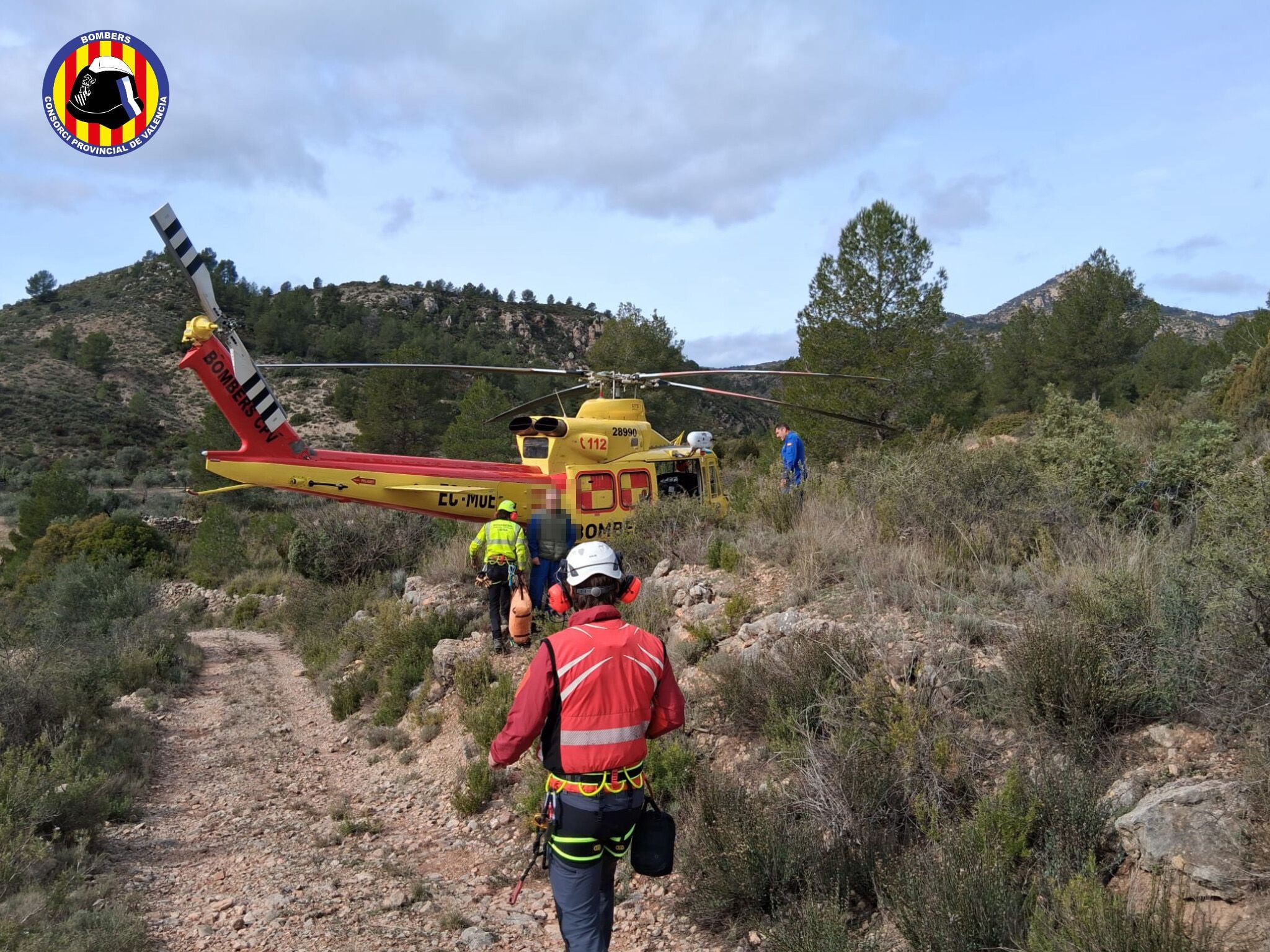 Helicóptero del Consorcio Provincial durante el rescate del senderista en la Cova Petxina de Bellús
