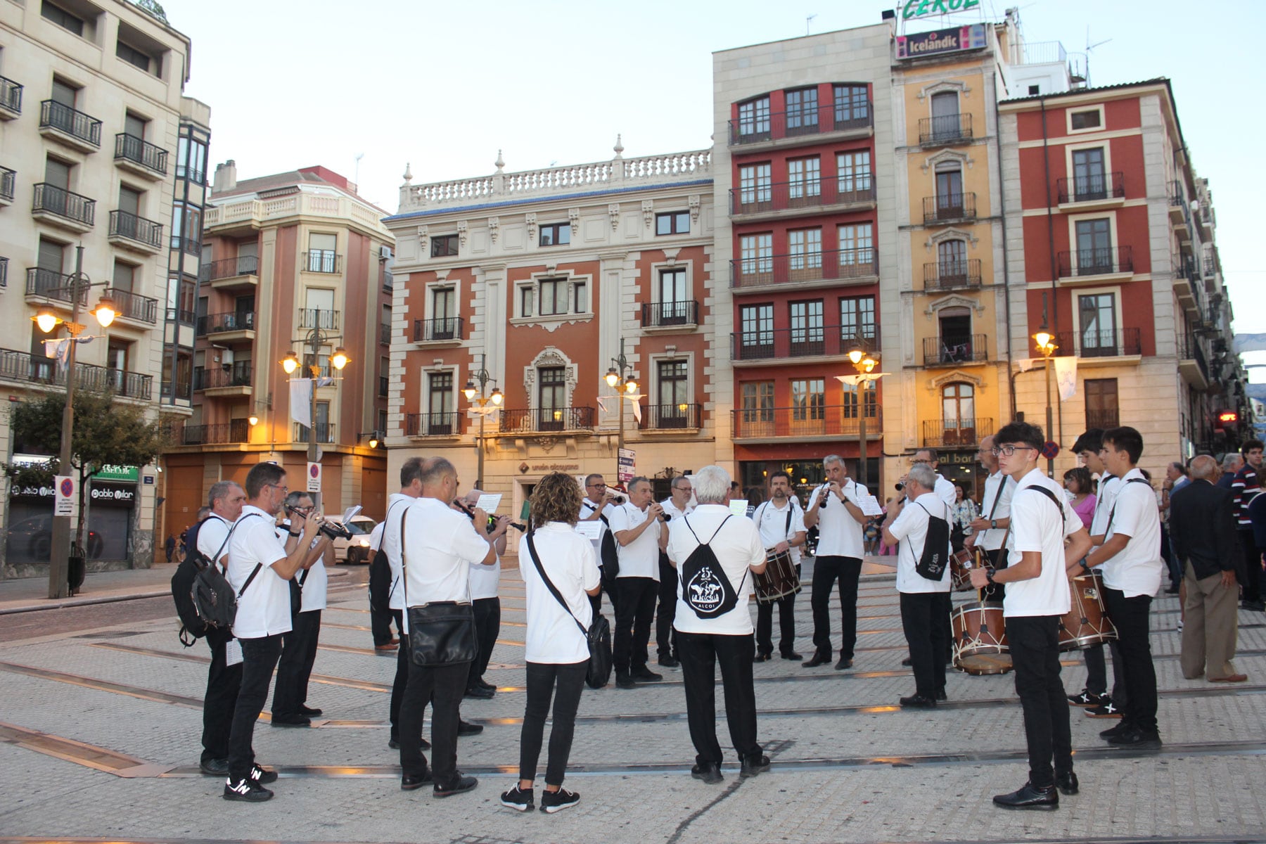 Componentes de les colles de La Degollà y La Cordeta interpretaron temas tradicionales durante el acto