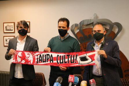 Ramón, junto a Pozo y Llamazares en el momento de su presentación