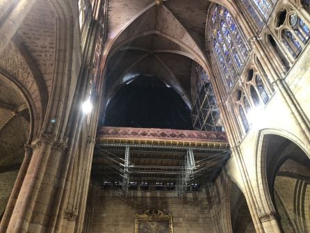 El rosetón permanece tapado en el interior del templo