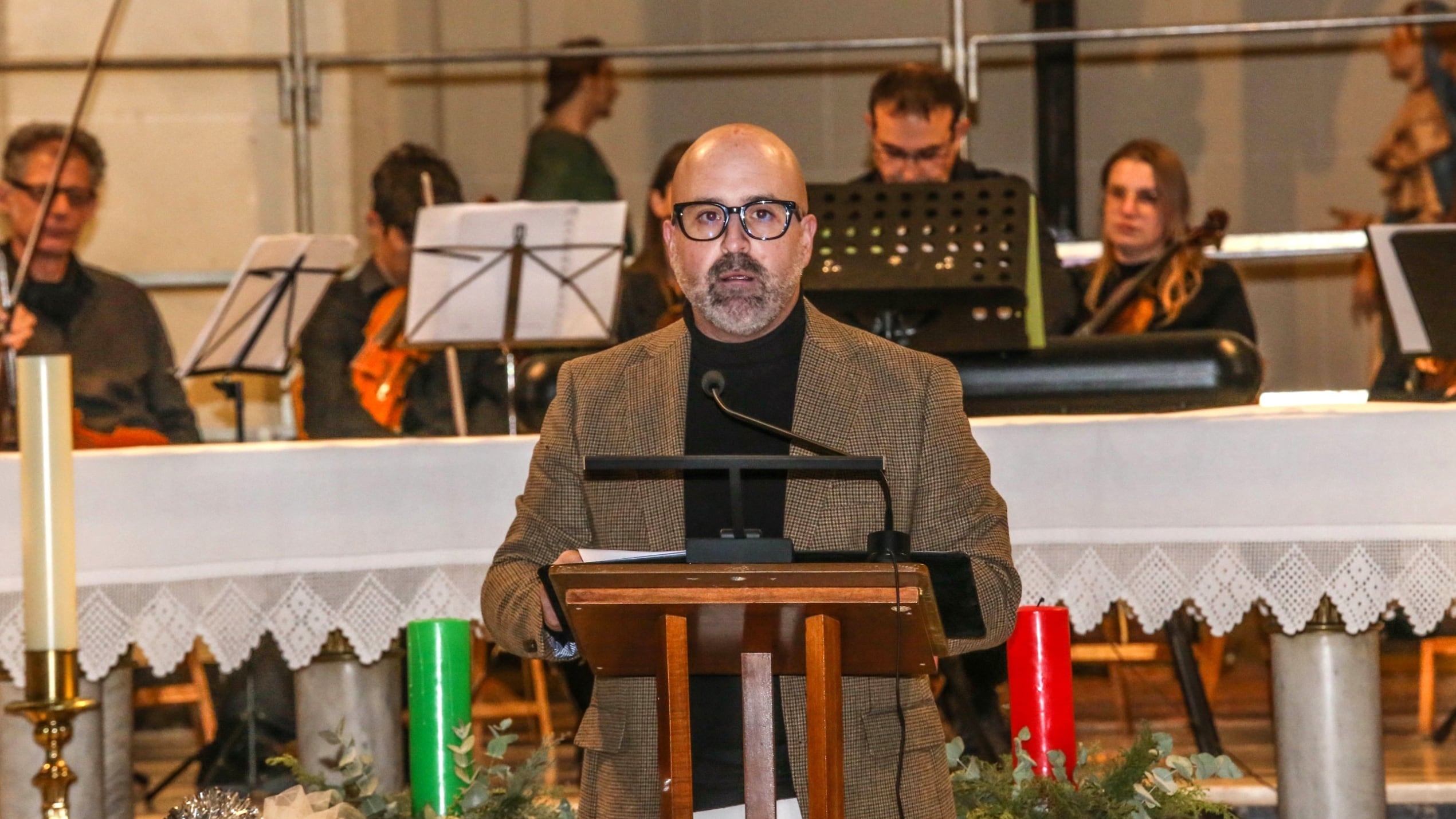 Paco Martí pronuncia el pregón de la Navidad en la iglesia de Santa Ana de Elda