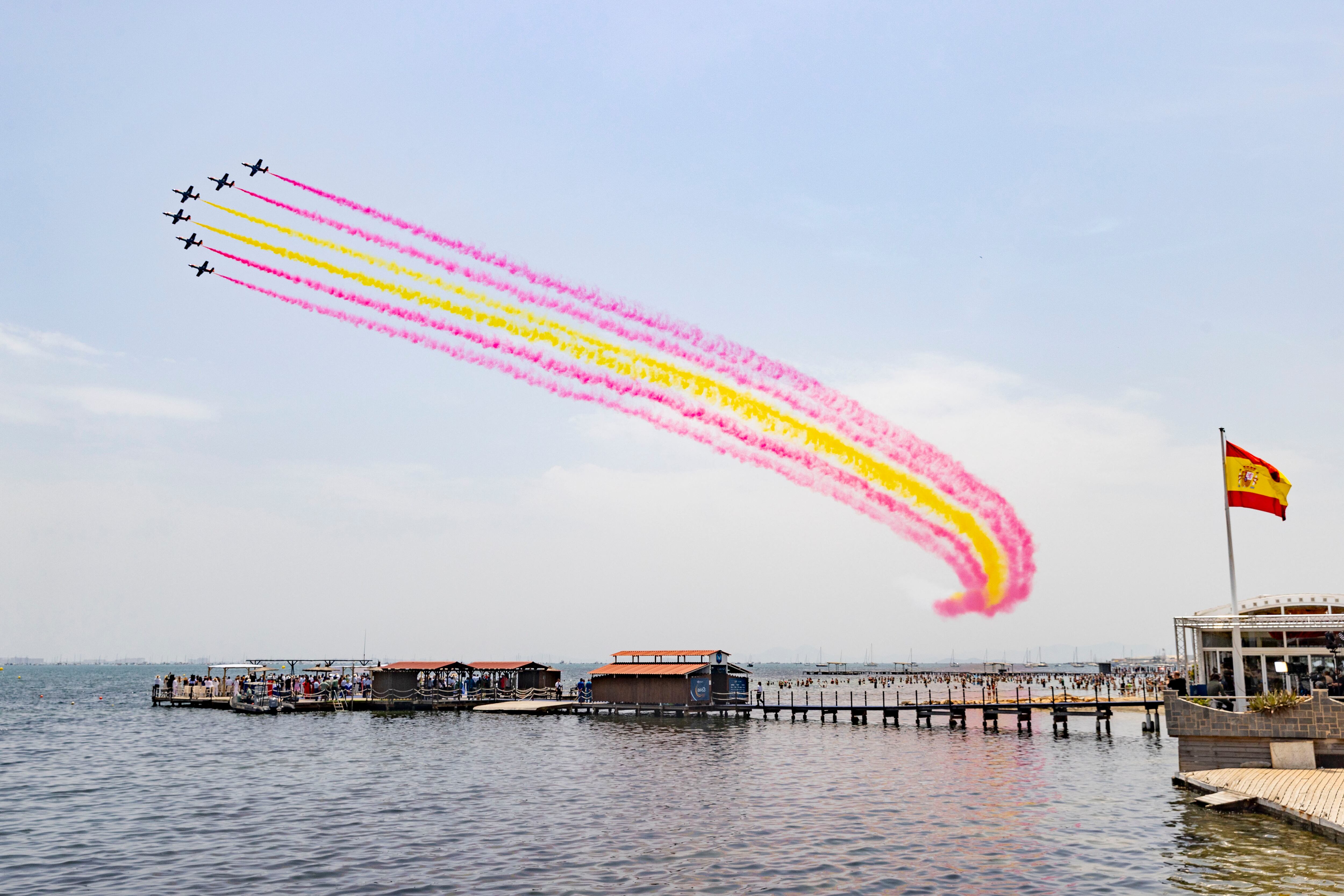 La emblemática Patrulla Águila sobrevuela el cielo de Murcia.