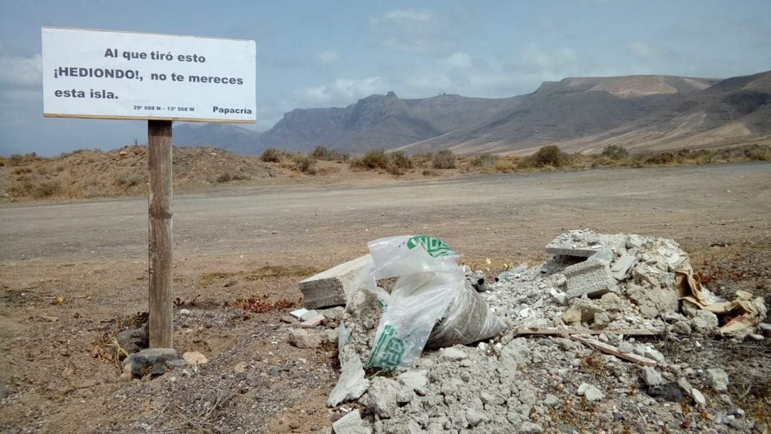 Intervención del artista José Goñi en Lanzarote.