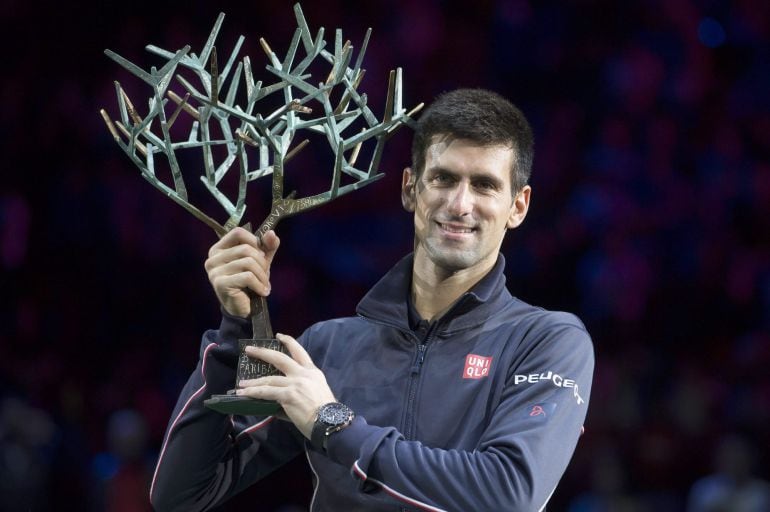 PAR22. Paris (France), 02/11/2014.- Novak Djokovic of Serbia celebrates with his trophy after winning the final match against Milos Raonic of Canada at the BNP Paribas 2014 Masters tennis tournament in Paris, France, 02 November 2014. (Tenis, Francia) EFE