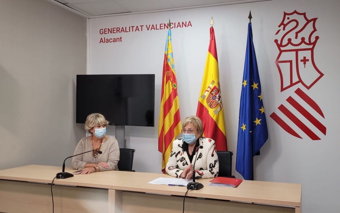 La consellera de Sanidad Universal y Salud Pública, Ana Barceló, (d) acompañada de la delegada del Consell en Alicante, Antonia Moreno, en la presentación de los presupuestos territorializados de la provincia.