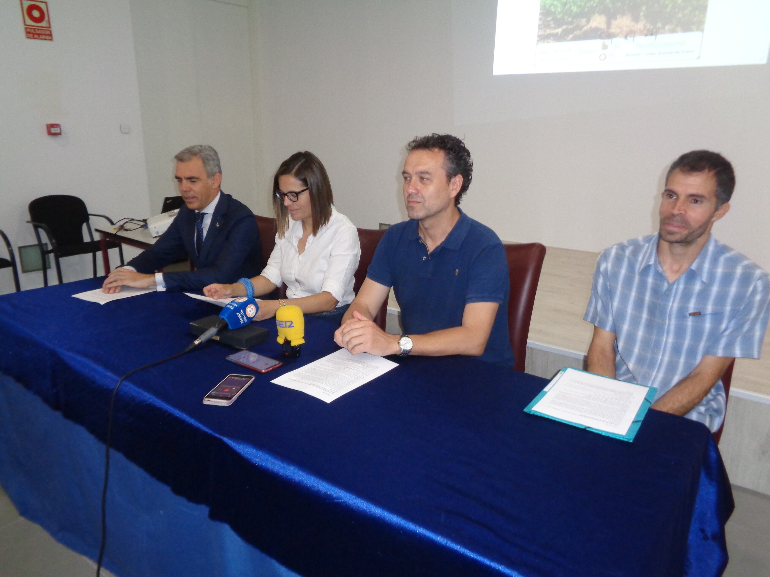 De dcha a izq, Jesús Iglesia, Enrique García (San Gabriel), Olga Maderuelo, concejal de Promoción y Juan José Cabañas (Caja ViVa)