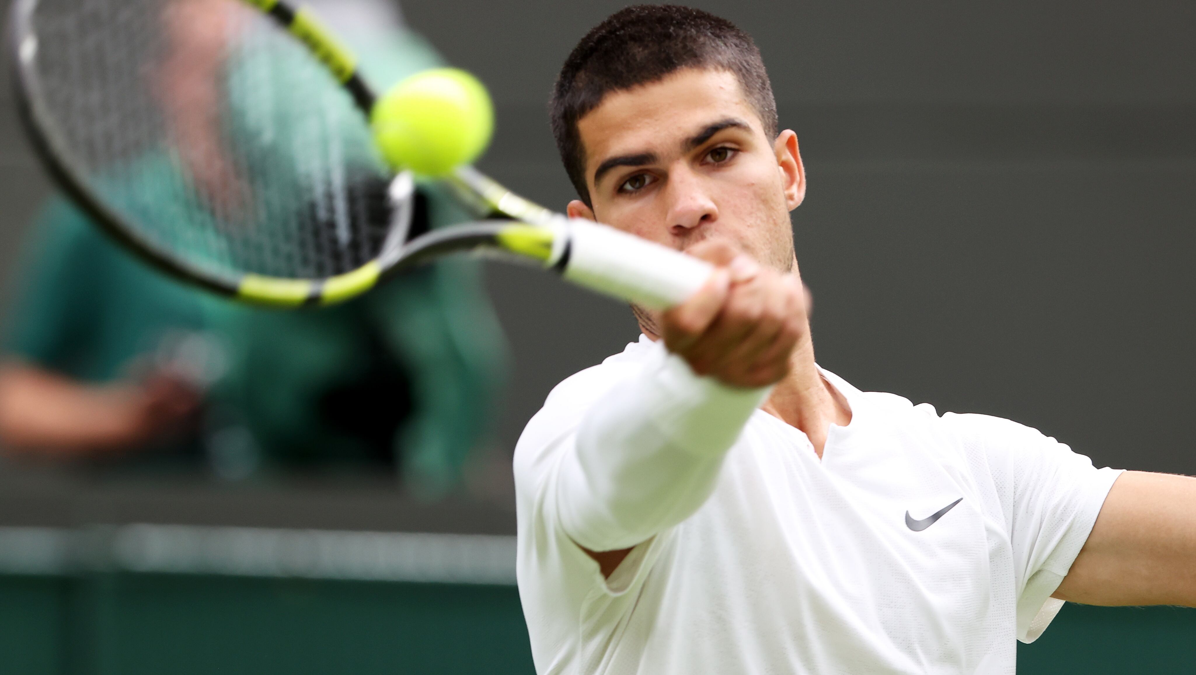 Wimbledon (United Kingdom), 27/06/2022.- Carlos Alcaraz of Spain in action in the men&#039;s first round match against Jan-Lennard Struff of Germany at the Wimbledon Championships, in Wimbledon, Britain, 27 June 2022. (Tenis, Alemania, España, Reino Unido) EFE/EPA/KIERAN GALVIN EDITORIAL USE ONLY
